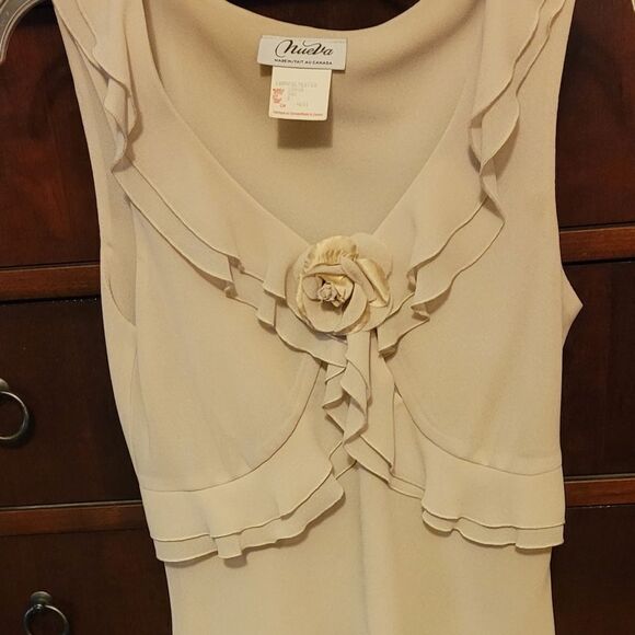 BEIGE RUFFLED V-NECK SLEEVELESS BLOUSE W/ FLOWER - Picture 3 of 4